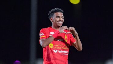 مصعب الجوير يحتفل بمباراته الـ100 في روشن