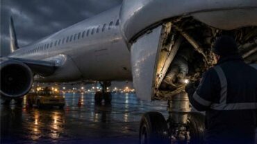 وفاة رجل تسلل إلى حجرة عجلات طائرة متجهة إلى لندن