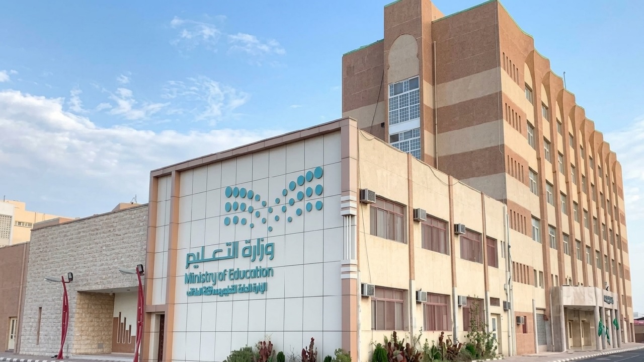 التعليم تتيح نقل الطلاب بين المدارس للعام الدراسي 1448هـ