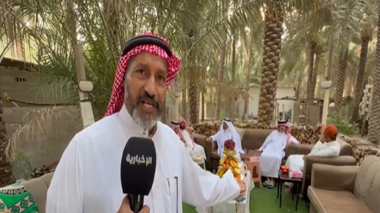 مواطن يحافظ على عادة والده ويفتح مزرعته للزوار منذ 45 عاماً.. فيديو