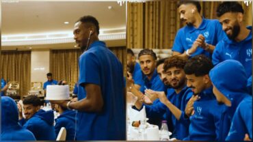 لاعبو الهلال يحتفلون بمولودة محمد محزري .. فيديو
