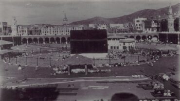 لقطة رائعة لسجود المصلين حول الكعبة قبل 141 عاما