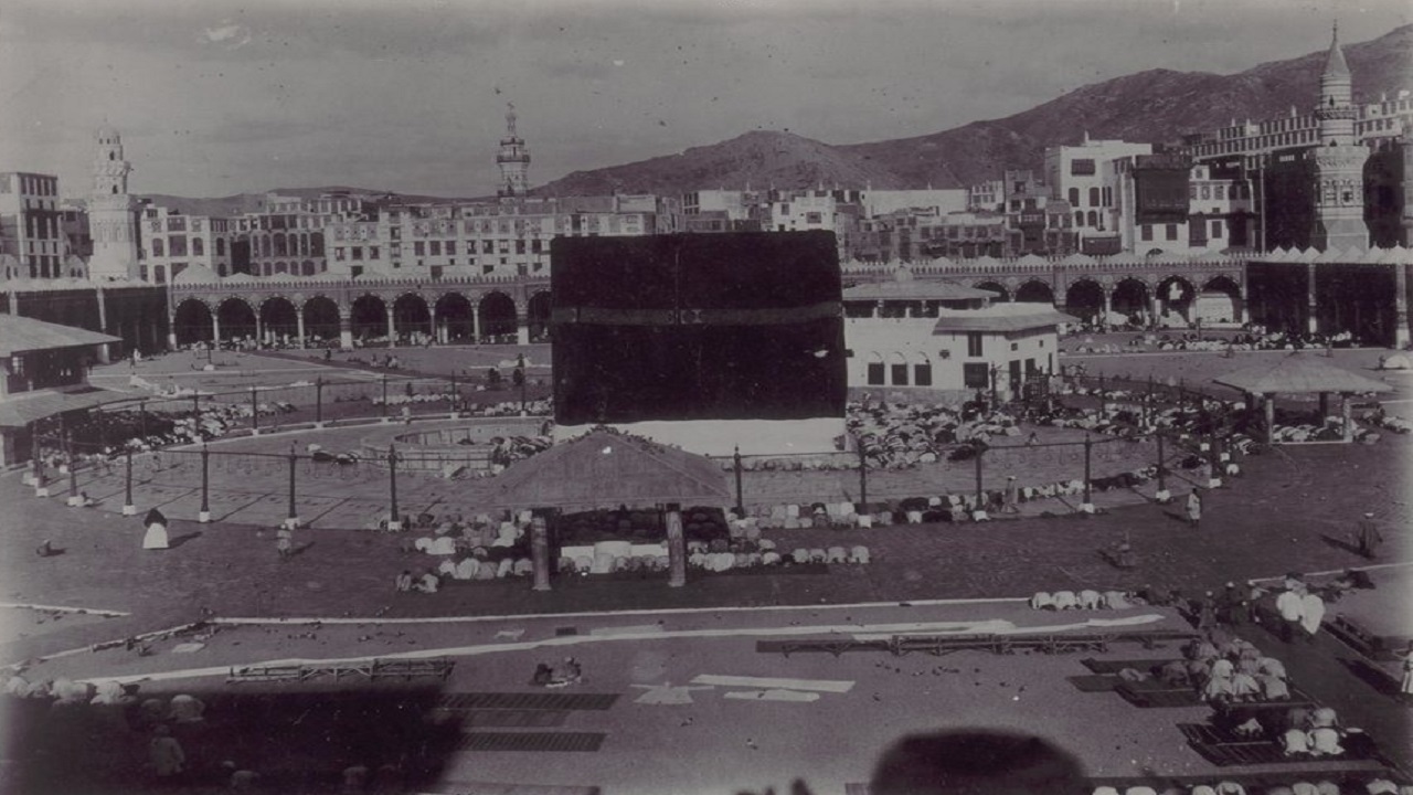 لقطة رائعة لسجود المصلين حول الكعبة قبل 141 عاما
