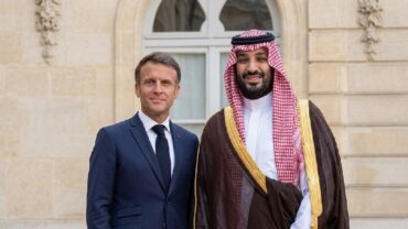 ولي العهد يصل إلى قصر الإليزيه وماكرون في مقدمة مستقبليه .. فيديو