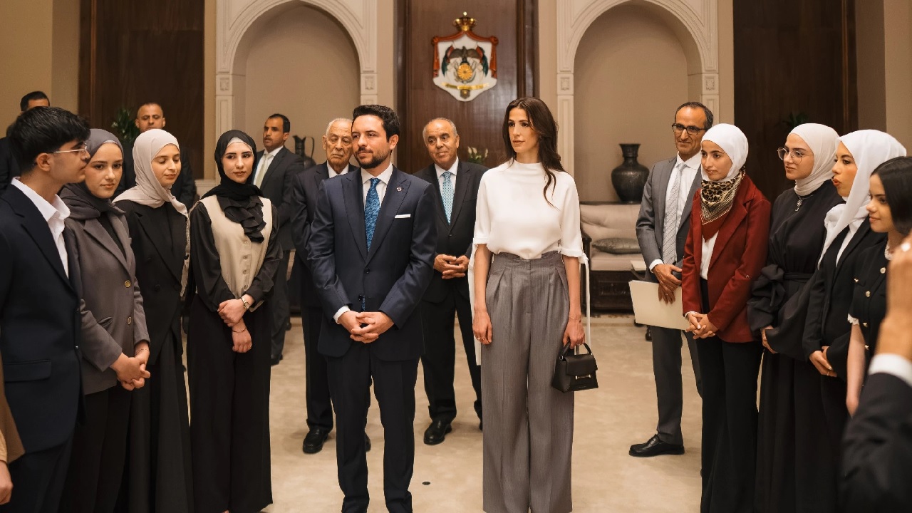 الأميرة رجوة تتألق بإطلالة كلاسيكية خلال استقبال أوائل الثانوية