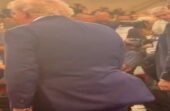 انتفاخ غامض تحت ملابس الرئيس الأمريكي يثير التكهنات