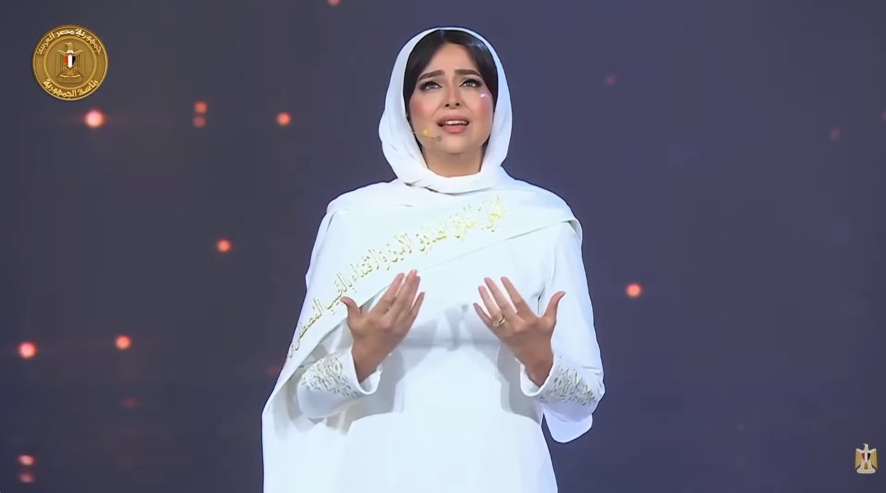 لفتة إنسانية من الرئيس المصري تجاه هبة مجدي بحفل المولد النبوي .. فيديو