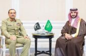 وزير الدفاع يلتقي قائد قوات الدفاع قائد الجيش الباكستاني