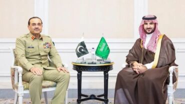وزير الدفاع يلتقي قائد قوات الدفاع قائد الجيش الباكستاني