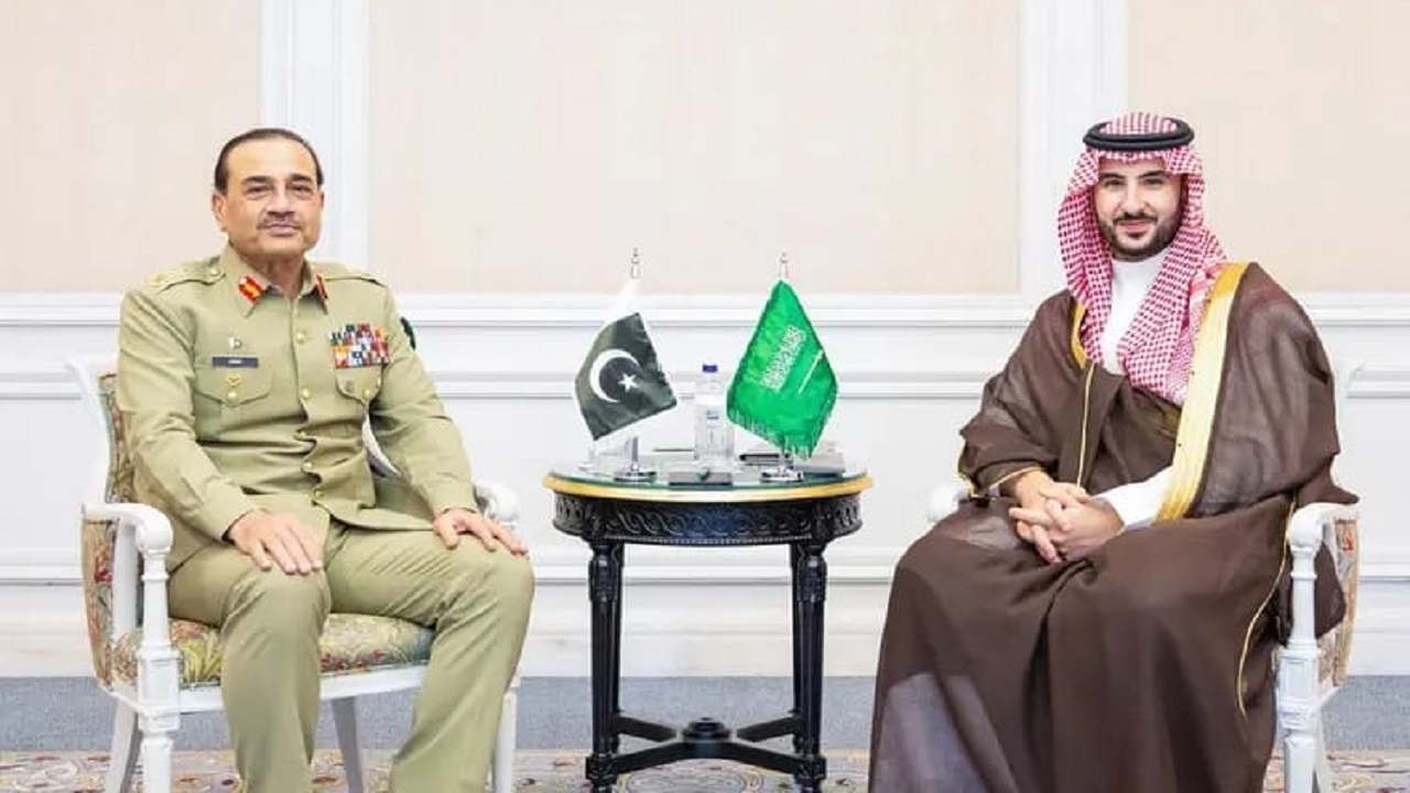 وزير الدفاع يلتقي قائد قوات الدفاع قائد الجيش الباكستاني