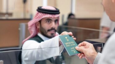 “الجوازات” تعزًز جهودها في المنافذ كافة لتسهيل إنهاء إجراءات المسافرين.. صور