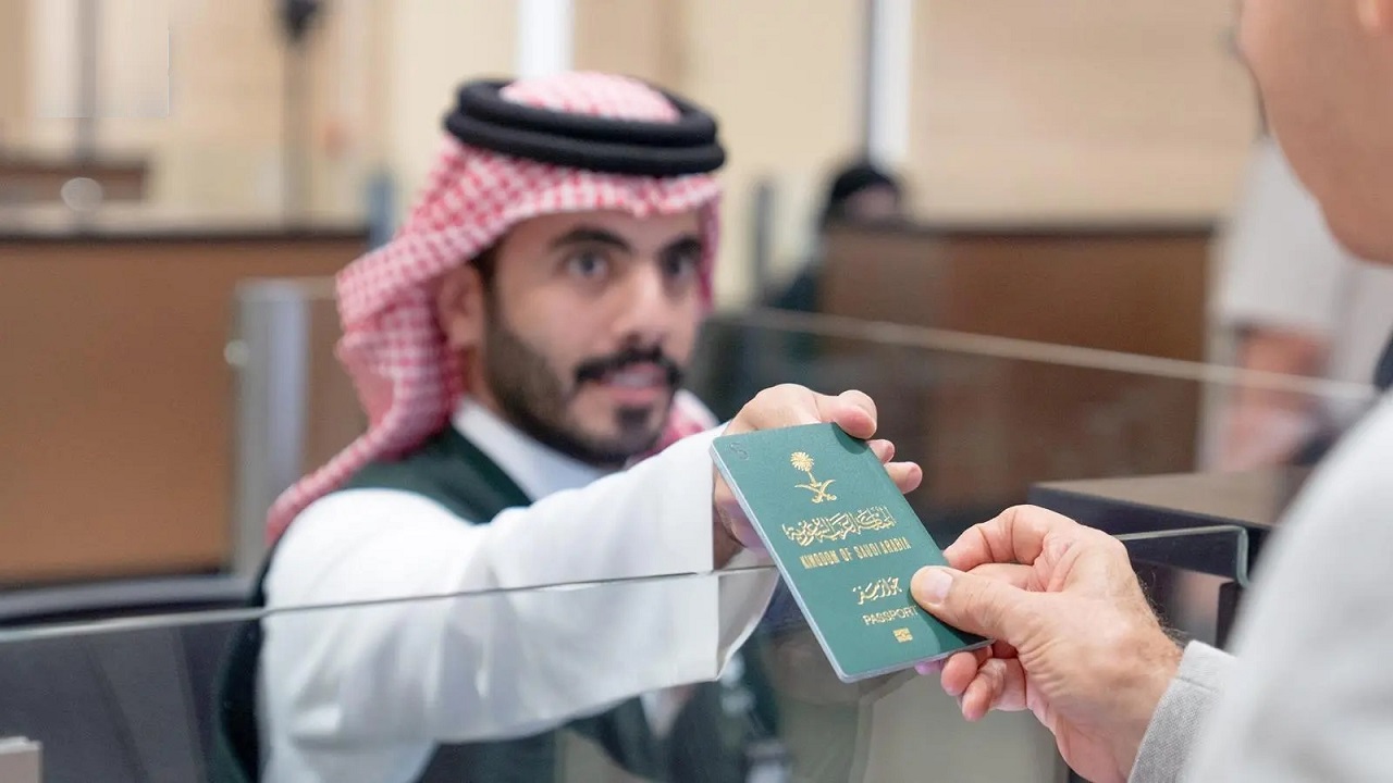 “الجوازات” تعزًز جهودها في المنافذ كافة لتسهيل إنهاء إجراءات المسافرين.. صور