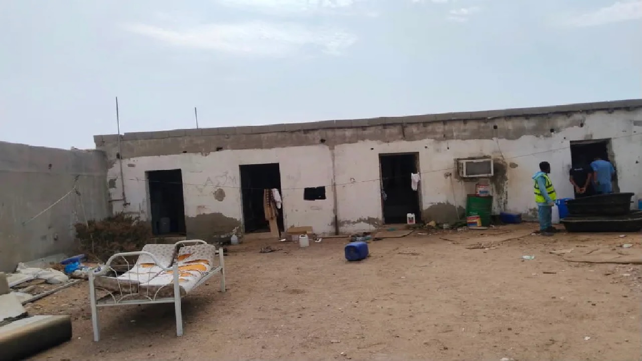 ضبط مستودع تبغ مخالف بجدة