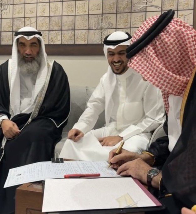 الفنان عايض يحتفل بعقد قرانه في الكويت .. صور