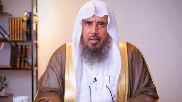 حكم دخول المرأة الحائض للمسجد والمكوث فيه.. فيديو