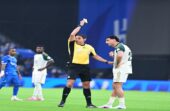 ديمرال يفقد اعصابه و يدخل في اشتباك مع لاعبي الهلال .. فيديو وصور