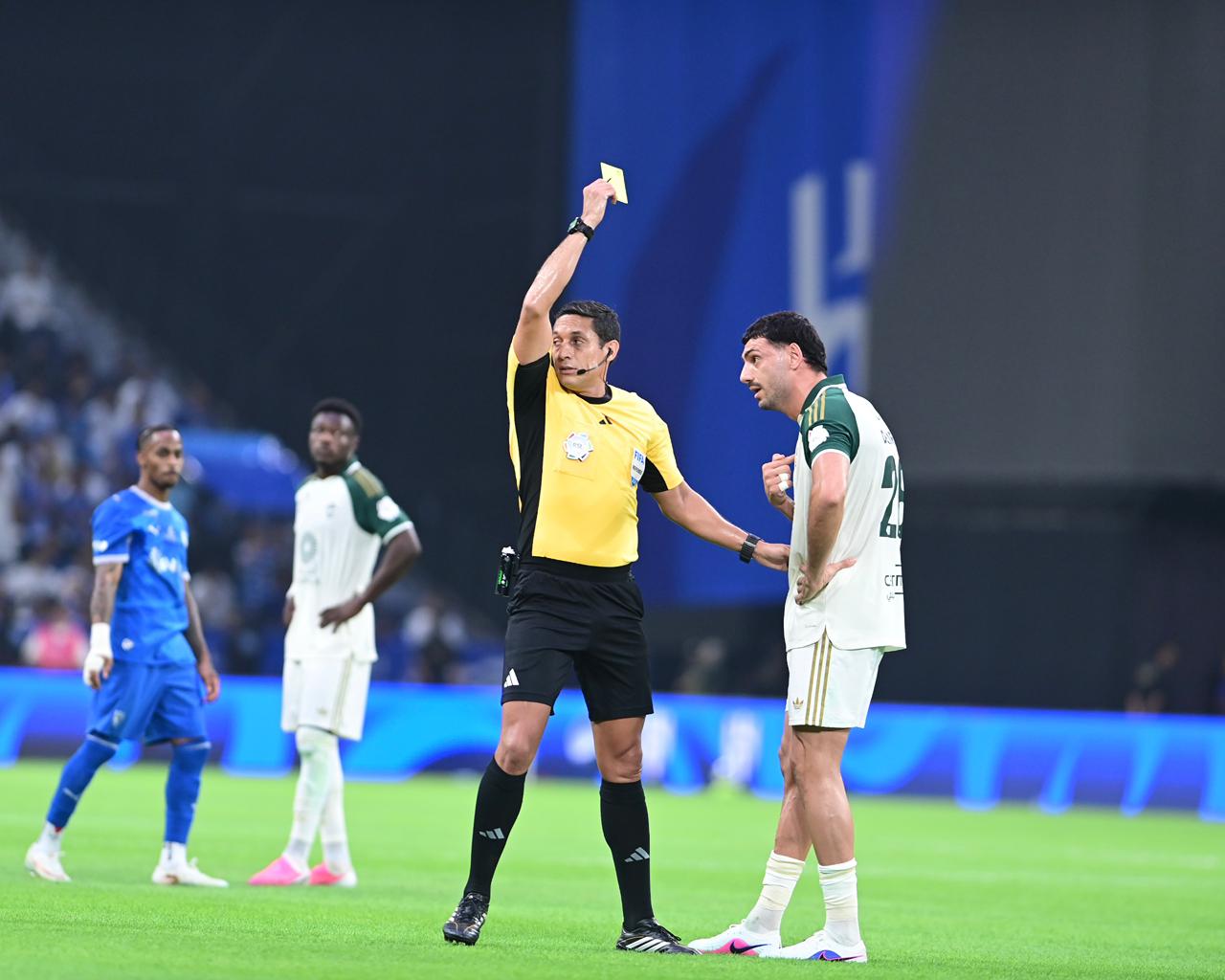 ديمرال يفقد اعصابه و يدخل في اشتباك مع لاعبي الهلال .. فيديو وصور
