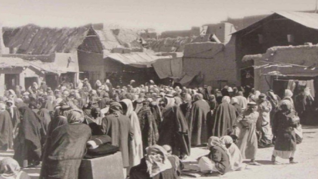 صور نادرة لأحد أسواق الرياض في خمسينيات القرن الماضي