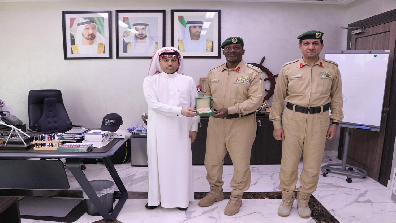 شرطة دبي تكرّم مواطنًا أنقذ شخصاً من الغرق