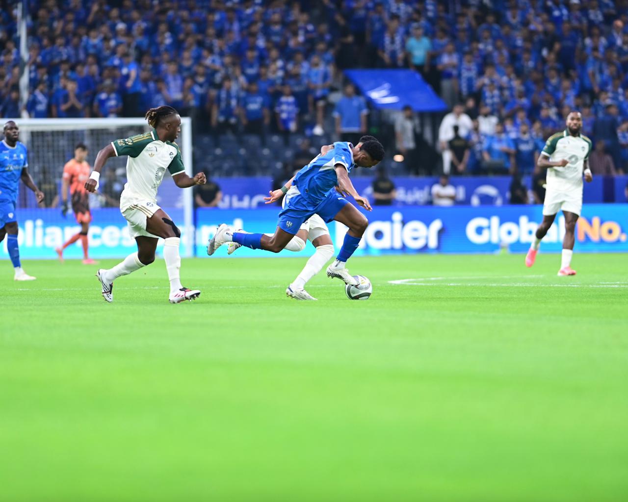 الهلال يضرب الأهلي بثلاثية..صور