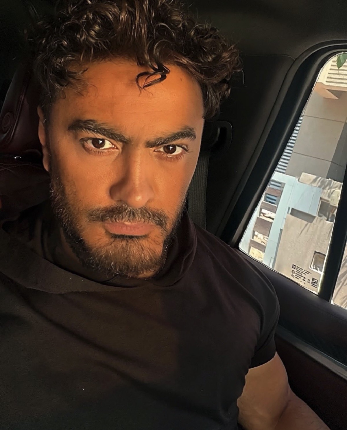 اختلاف ملامح تامر حسني في أحدث ظهور يثير الجدل .. صورة