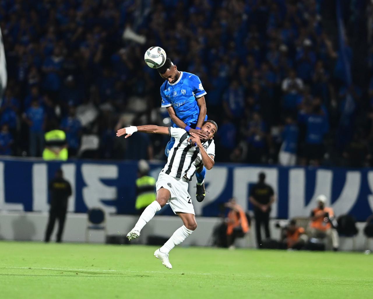 الهلال يحسم الديربي بثنائية في شباك الشباب..صور