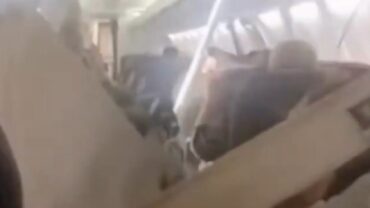 صراخ على متن طائرة إيرانية بسبب خلل وهبوط اضطراري .. فيديو