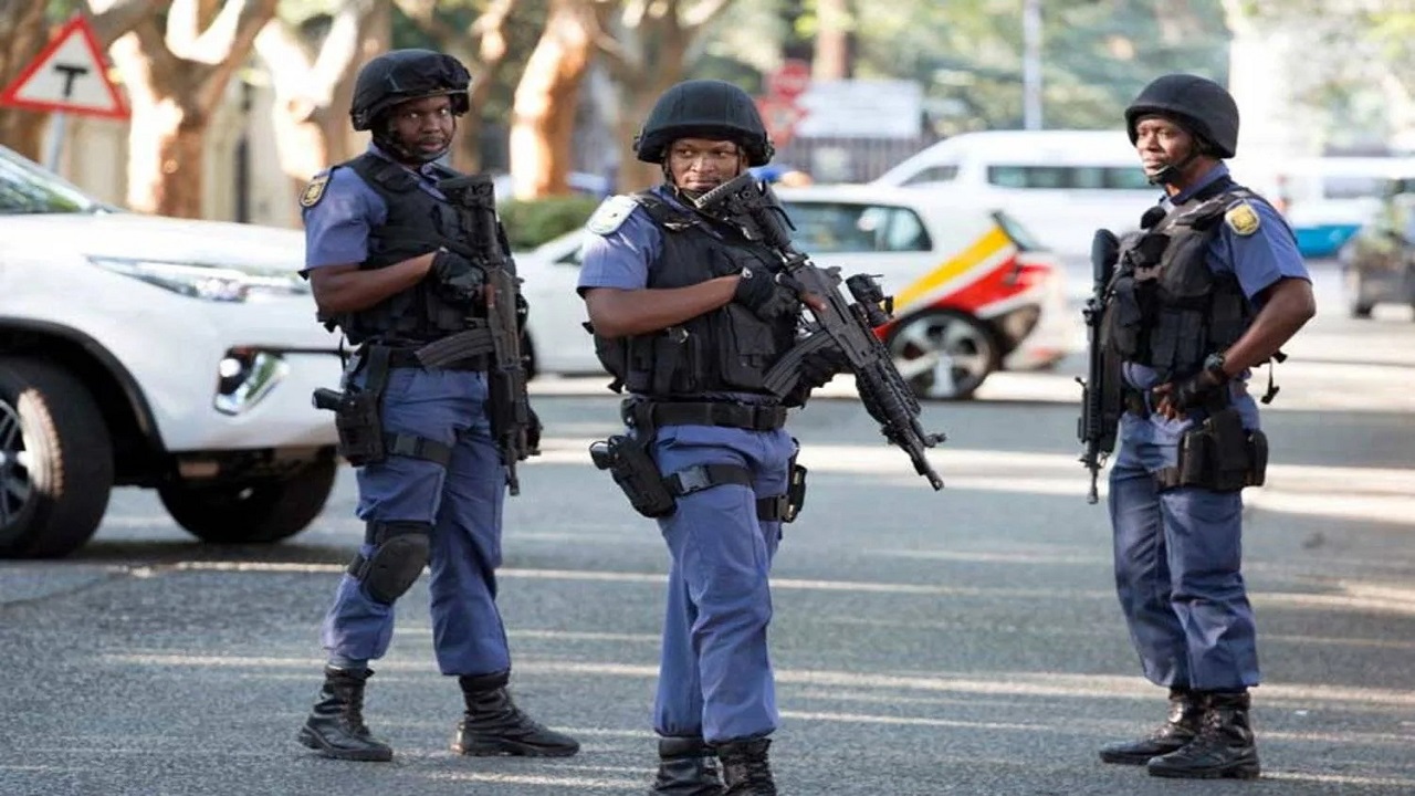 مجهولون يقتلون 17 شخصا داخل مقهى ويسرقون هواتفهم في جنوب إفريقيا