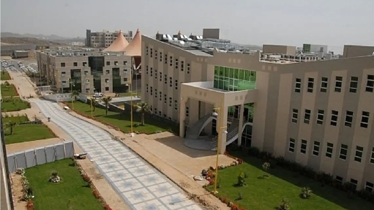جامعة الملك خالد تعلن تعليق الدراسة الحضورية غدًا وتحويلها عن بُعد