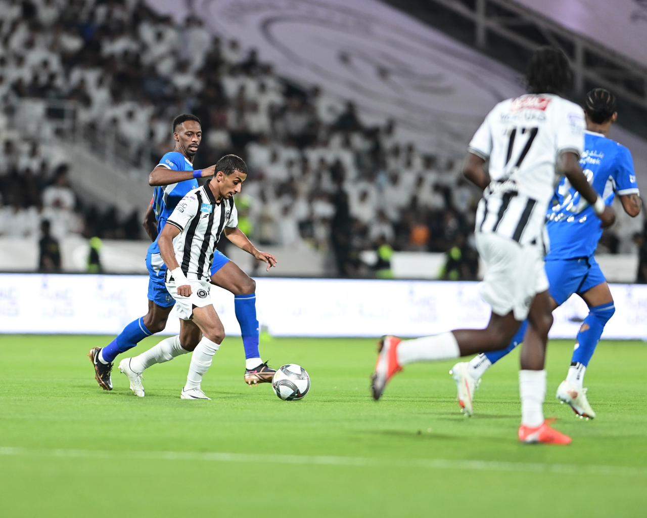 الهلال يحسم الديربي بثنائية في شباك الشباب..صور