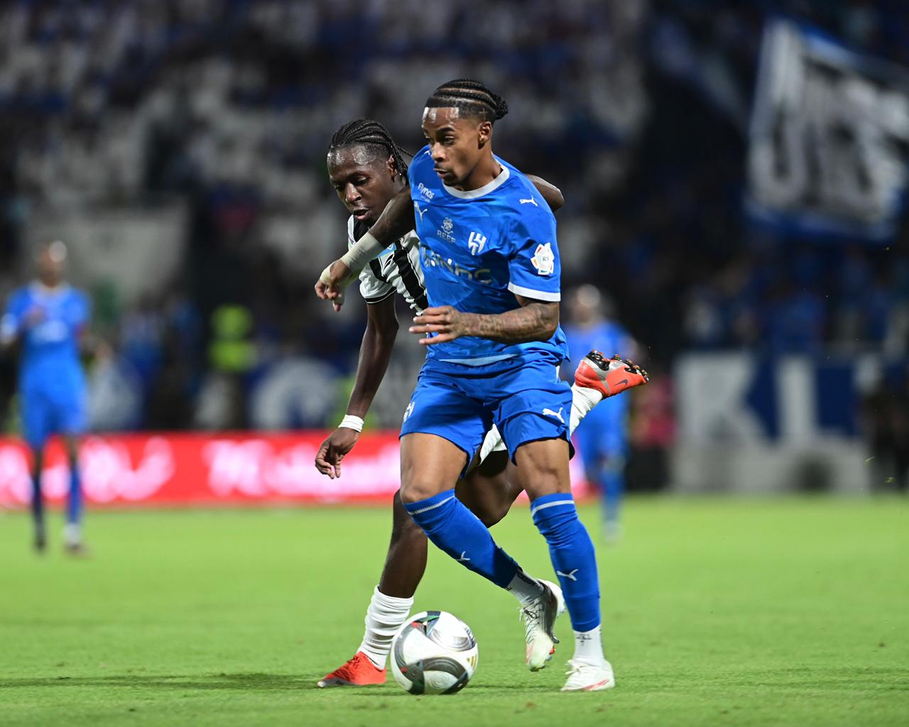 الهلال يحسم الديربي بثنائية في شباك الشباب..صور