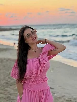 مي عز الدين بملابس وردية على شاطئ البحر .. صور