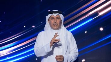 القحطاني يحسم الجدل حول تحكيم مواجهة الهلال والأهلي.. فيديو