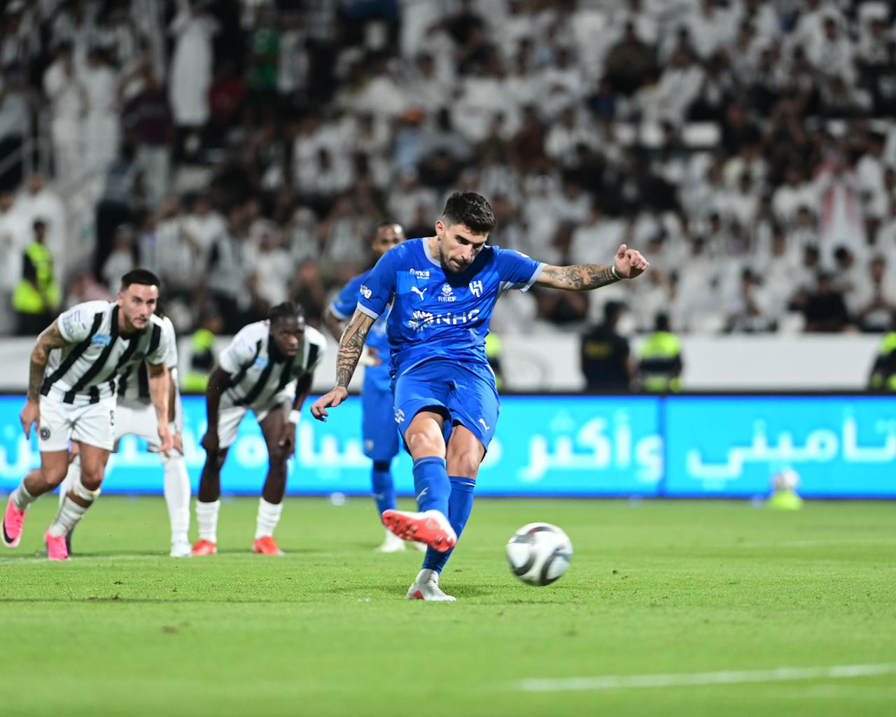 الهلال يحسم الديربي بثنائية في شباك الشباب..صور