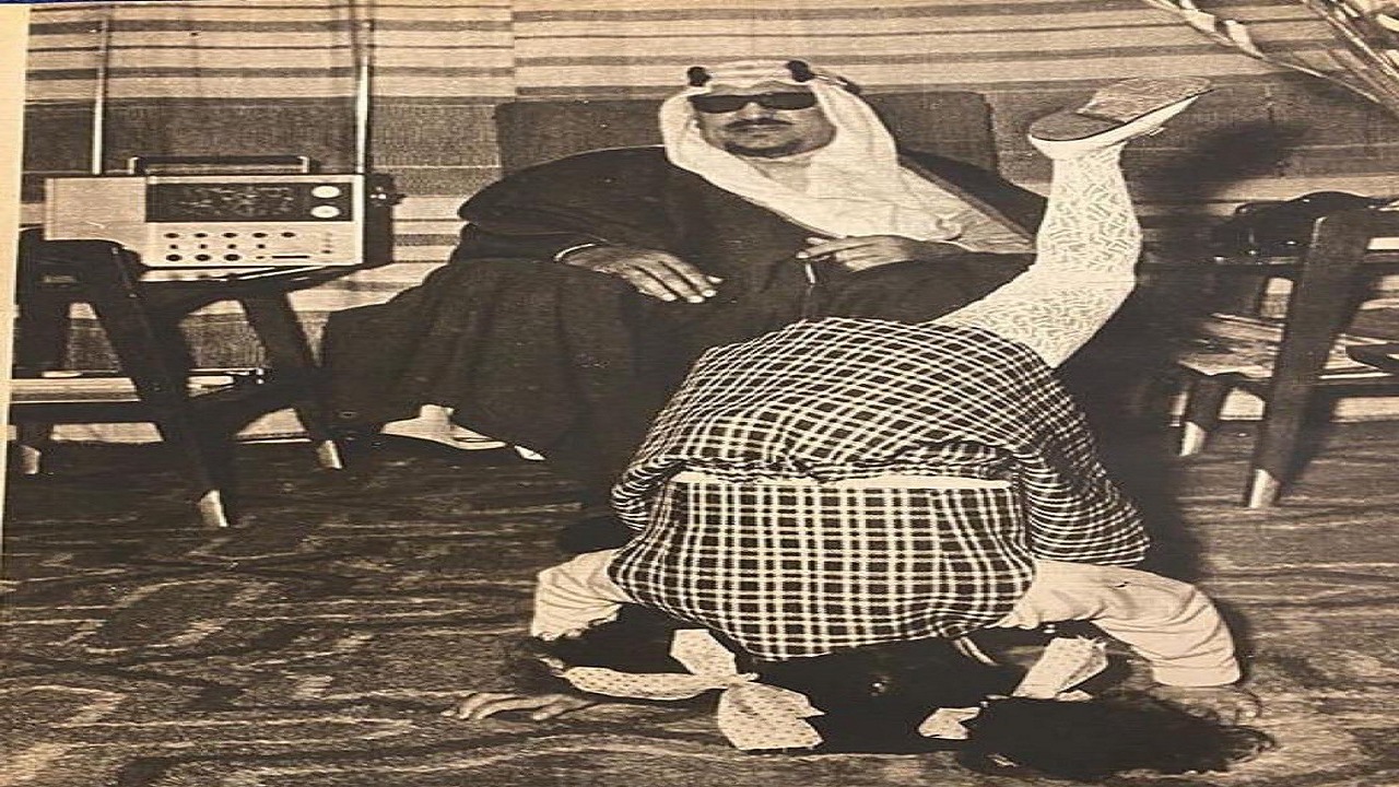 صورة طريفة للملك سعود مع ابنته الصغيرة الأميرة نزهة
