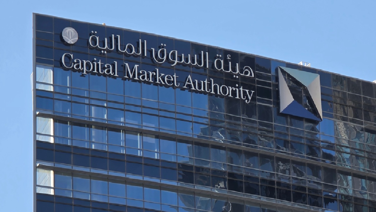 السوق المالية تلزم الشركات بمراجعة سياسات المكافآت وربطها بالأداء