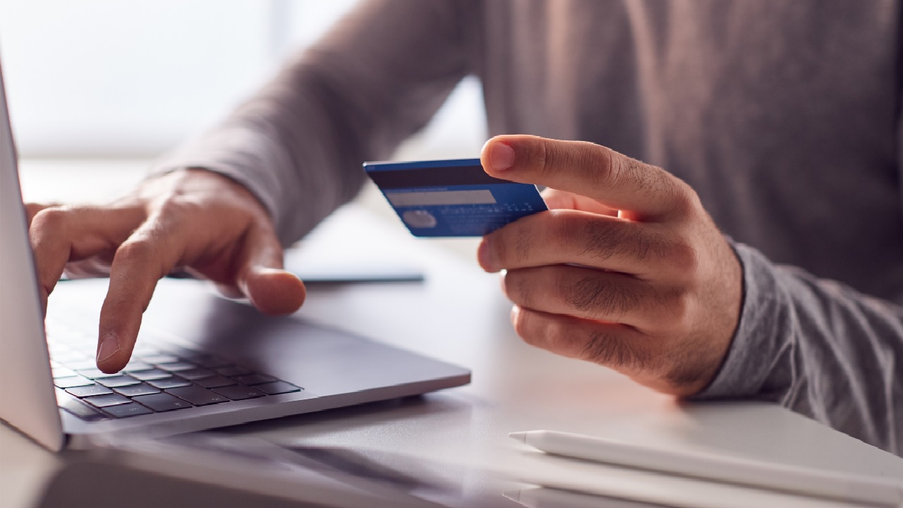 السبع يحذر من استخدام بطاقة الراتب في الشراء عبر الإنترنت .. فيديو