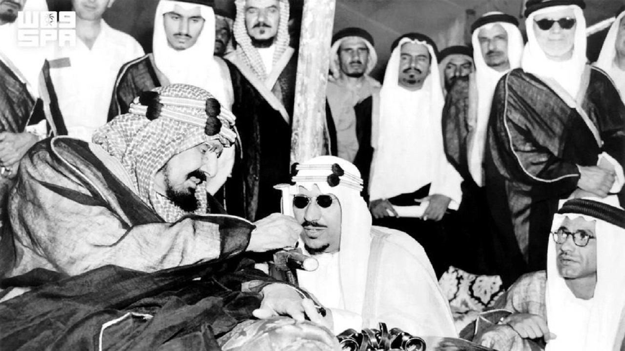 صورة للملك عبدالعزيز مع نجله الملك سعود في حفل افتتاح سكة الحديد بين الرياض والدمام