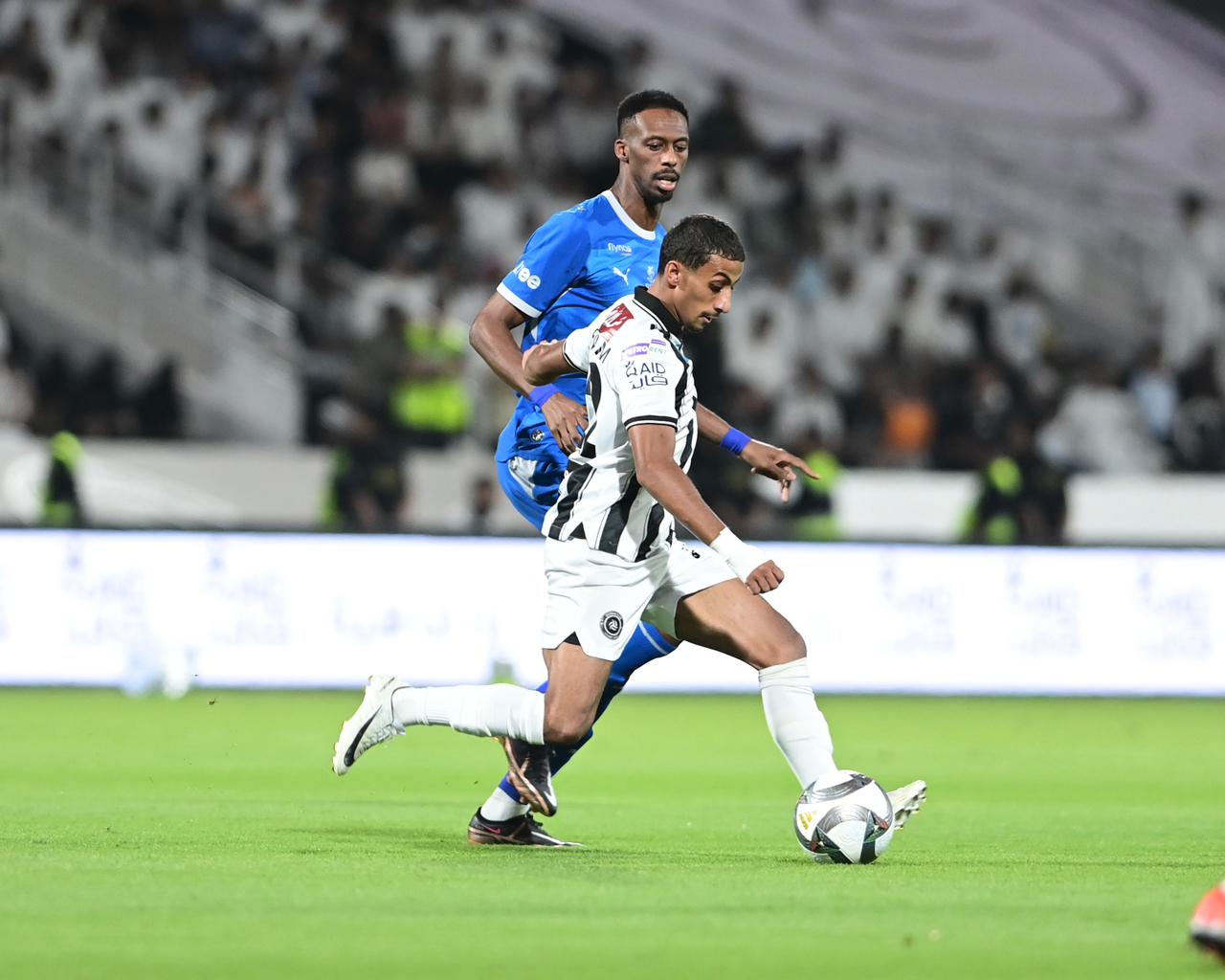 الهلال يحسم الديربي بثنائية في شباك الشباب..صور