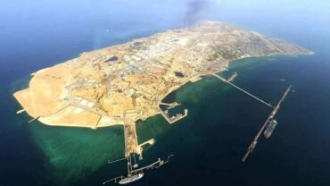 انفجارات تهز جزيرة خرج ومدينة جاسك بإيران