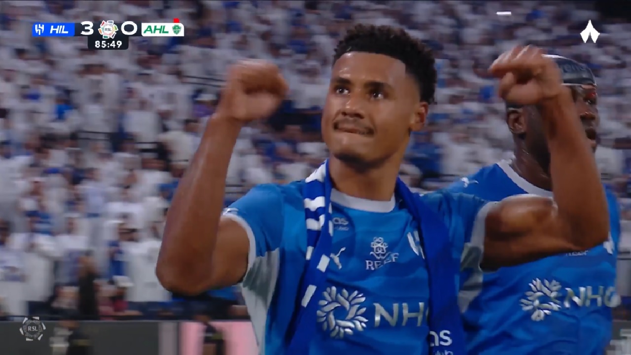 واتكينز يخطف الأنظار بوشاح الهلال بعد هدفه في شباك الأهلي.. فيديو