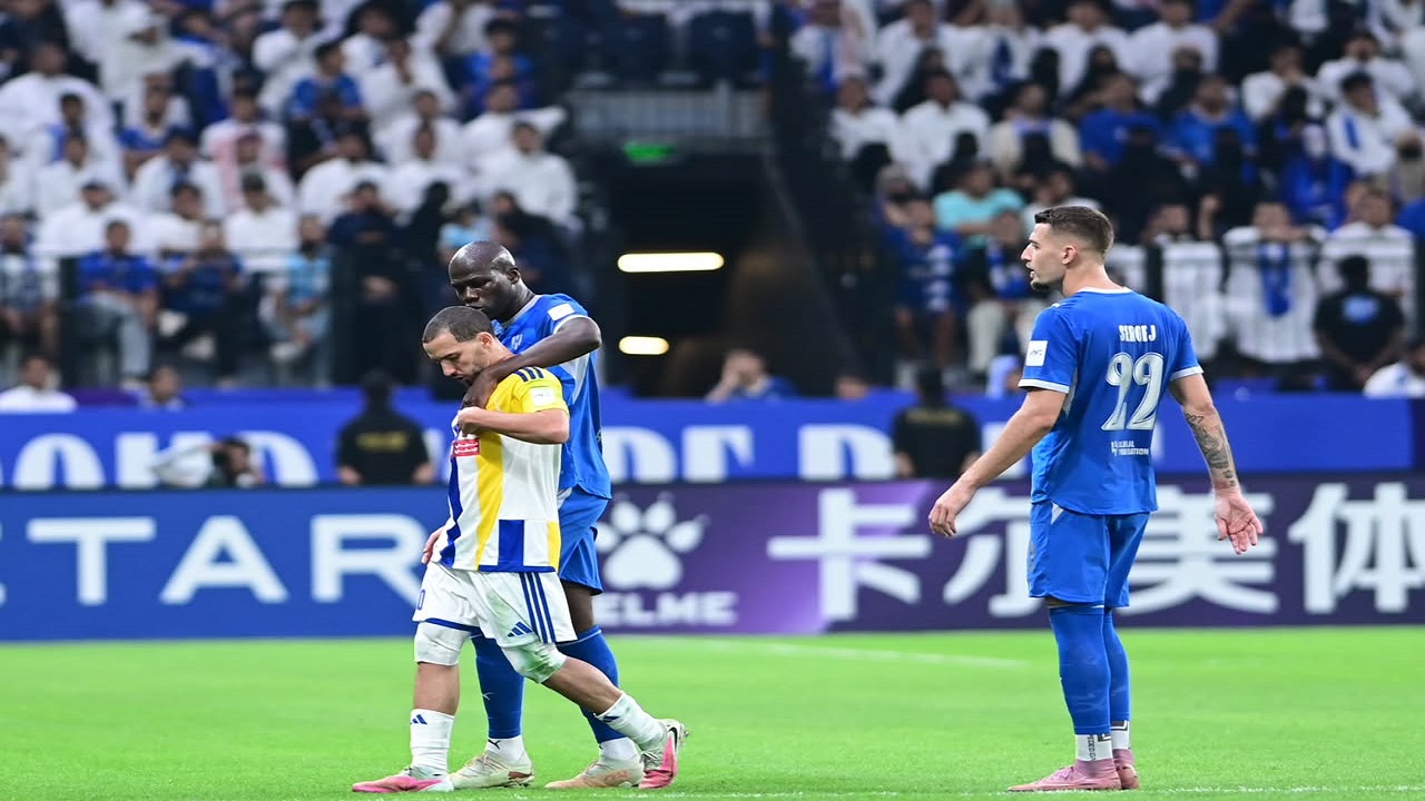 إسماعيل بن ناصر يستفز جماهير الهلال بعد طرده .. صور