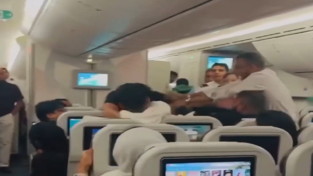 شجار عنيف بالأيدي على متن طائرة متجهة من لندن إلى بنغلاديش