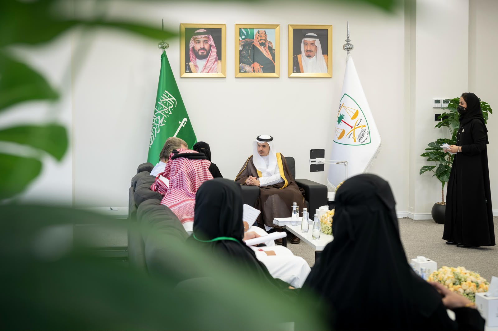 رئيس ديوان المظالم يتفقد المحاكم الإدارية بعسير ويلتقي المستفيدين