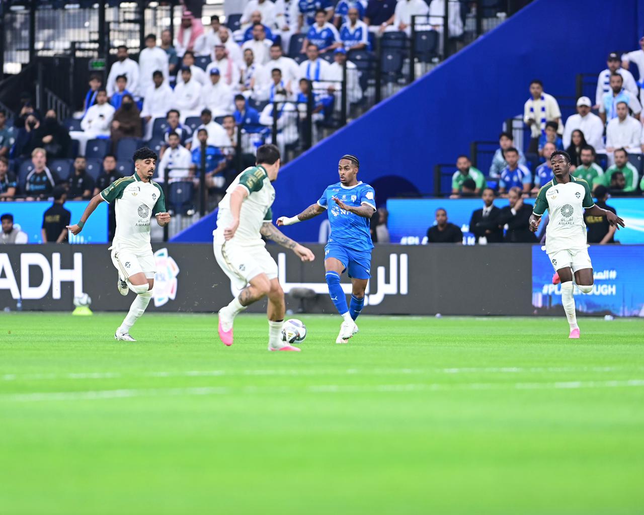 الهلال يضرب الأهلي بثلاثية..صور
