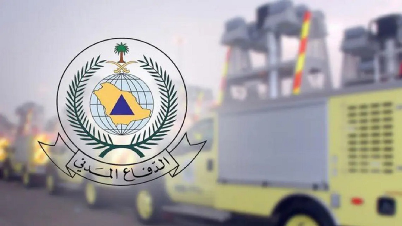 إخماد حريق في مركبة أثناء سيرها على طريق عام بجدة
