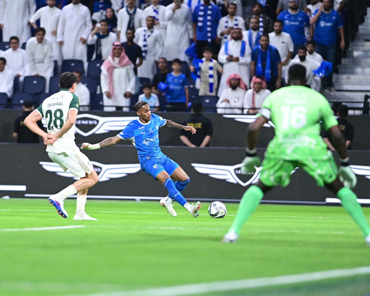 الهلال يضرب الأهلي بثلاثية..صور
