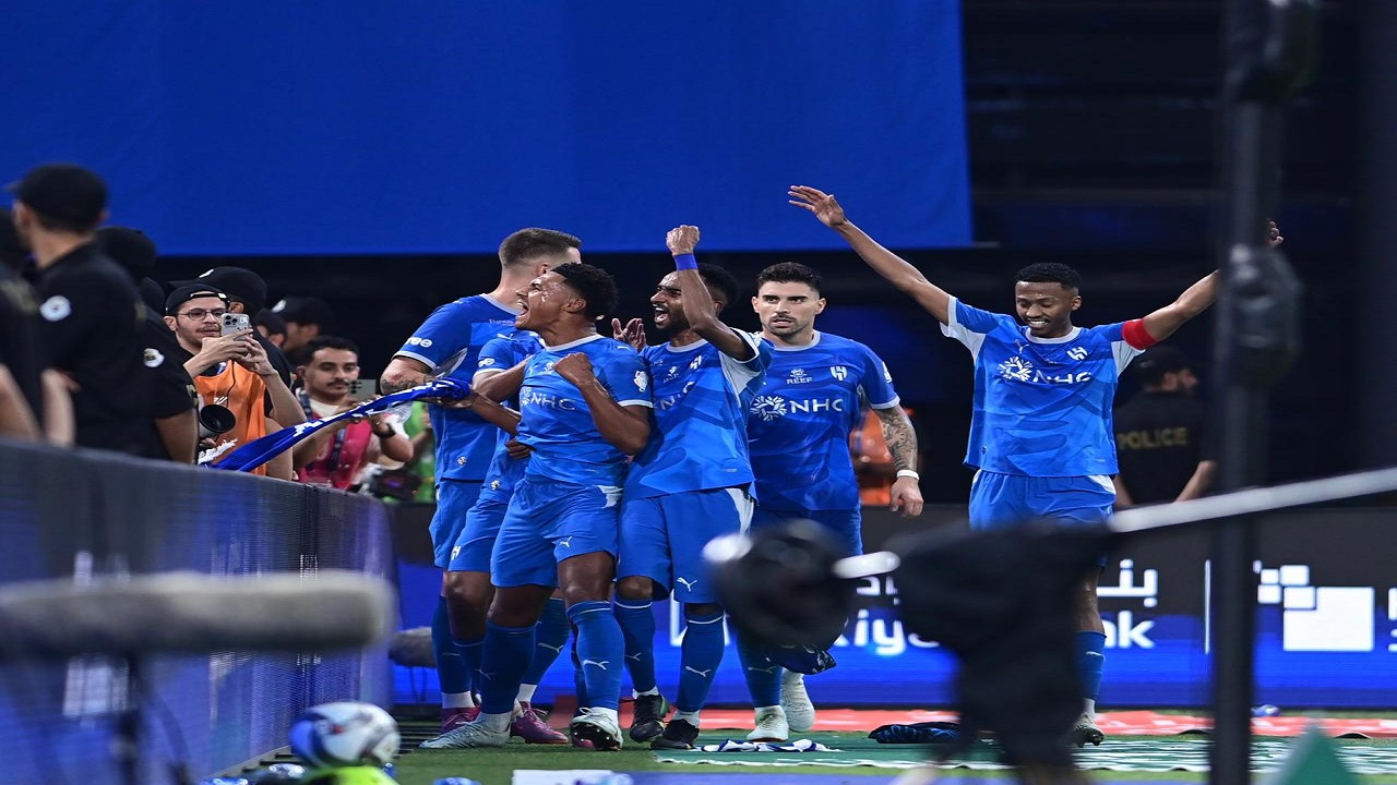 الهلال يضرب الأهلي بثلاثية..صور
