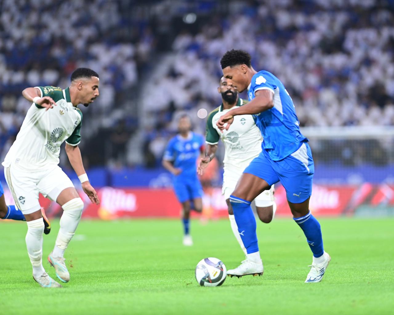 الهلال يضرب الأهلي بثلاثية..صور