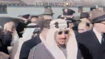 مشاهد نادرة توثّق استقبال الملك سعود من قِبل المندوب المصري محمود فوزي